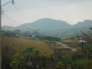 En esta imagen se aprecian dos situaciones muy diferentes. A la izquierda un terreno con pendiente dedicado a la ganadería. A la derecha el mismo tipo de terreno pero que se ha sido sometido a intensos movimientos de tierra.